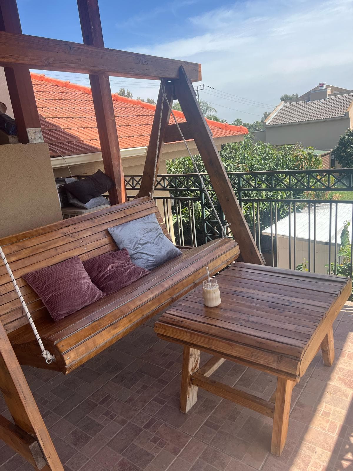 נדנדת ספסל מרפסת — גימור אגוז